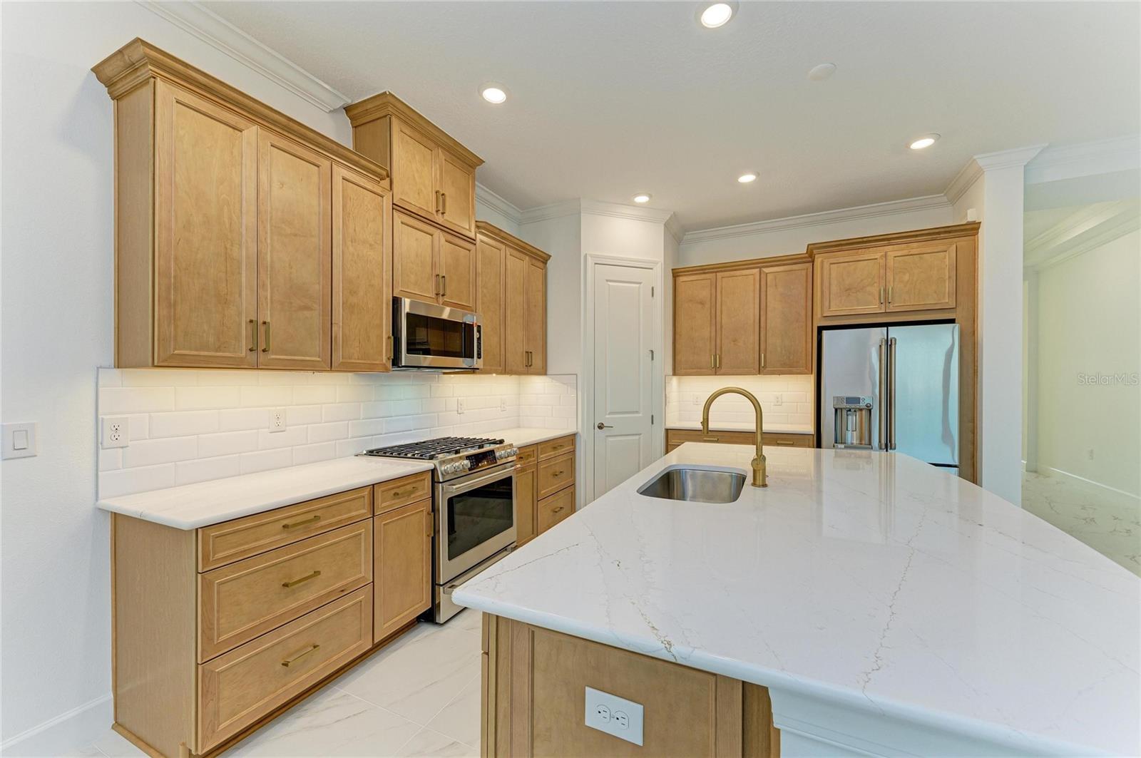 AZARIO ESPLANADE PH VIII - Residential