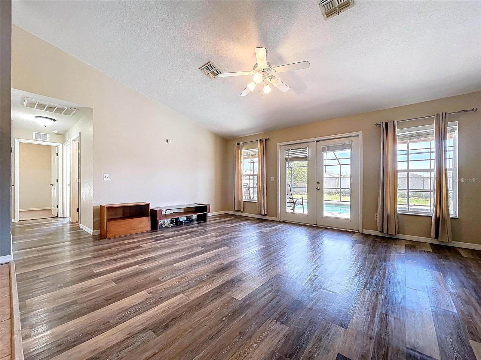 GARDENS PH 01 - Residential