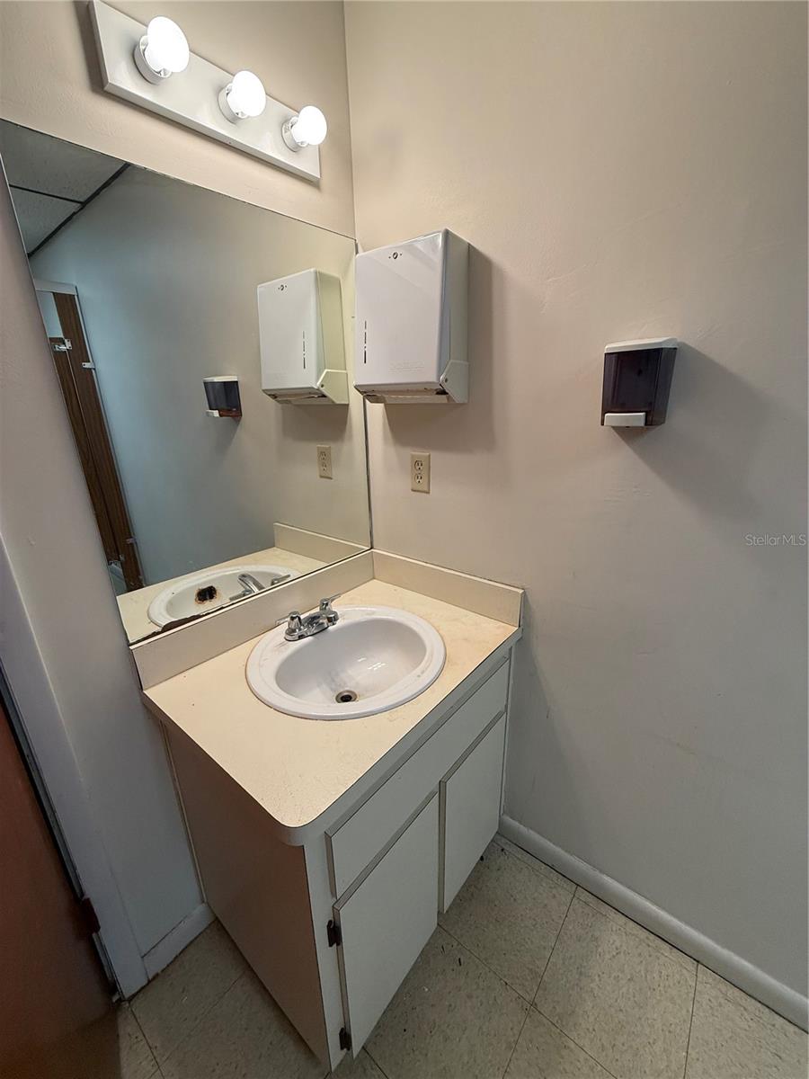 CUSTOM COMMERCE CENTER - Commercial Lease