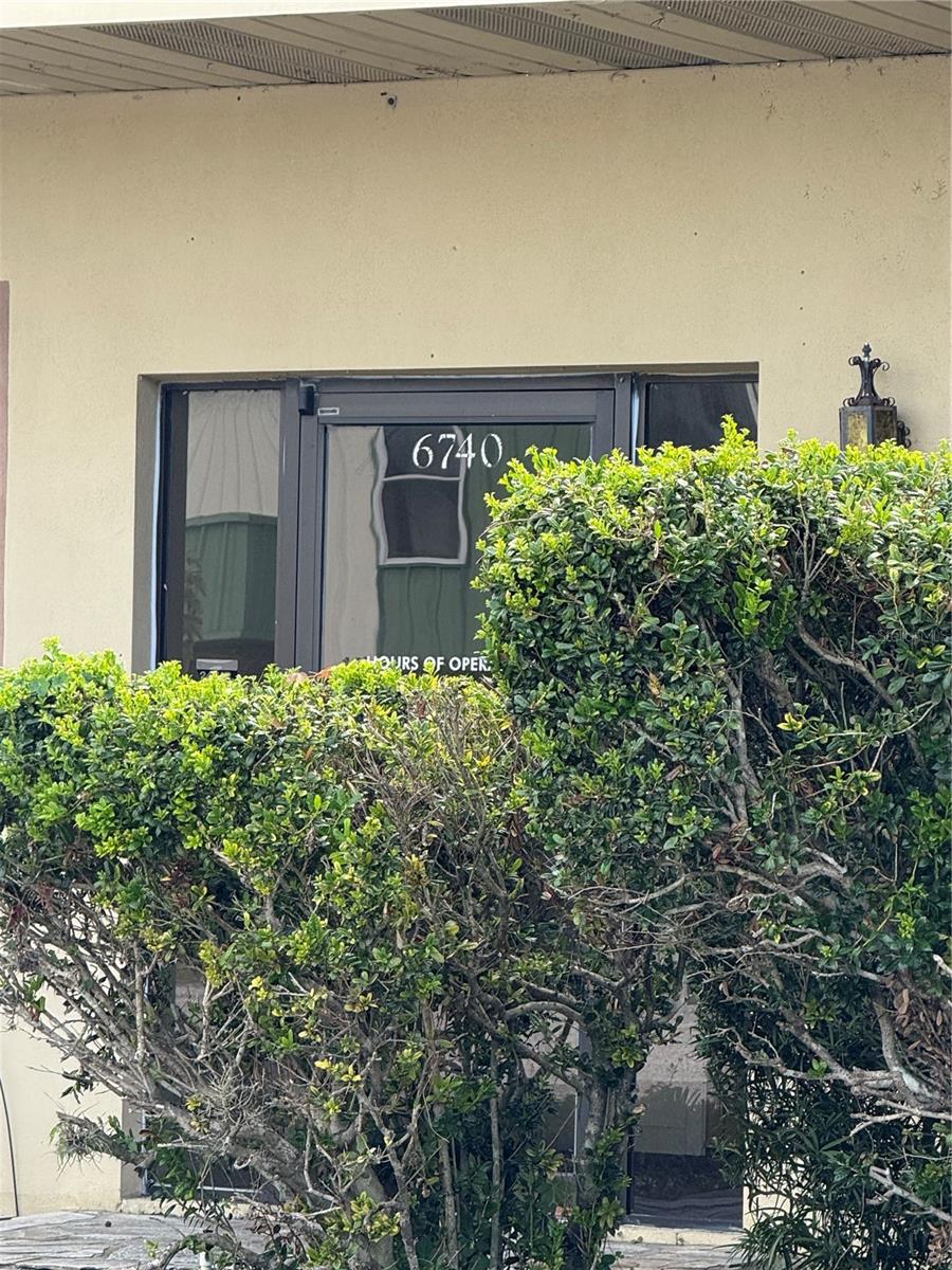 CUSTOM COMMERCE CENTER - Commercial Lease