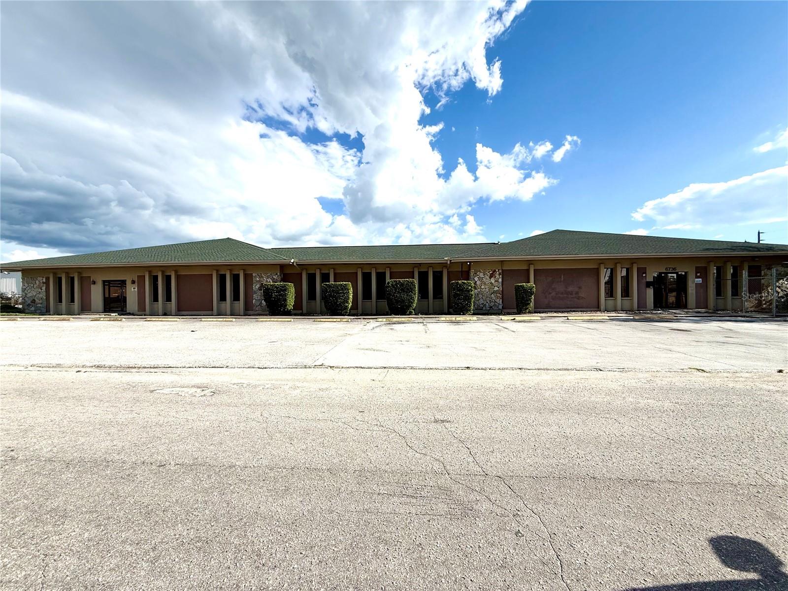 CUSTOM COMMERCE CENTER - Commercial Lease