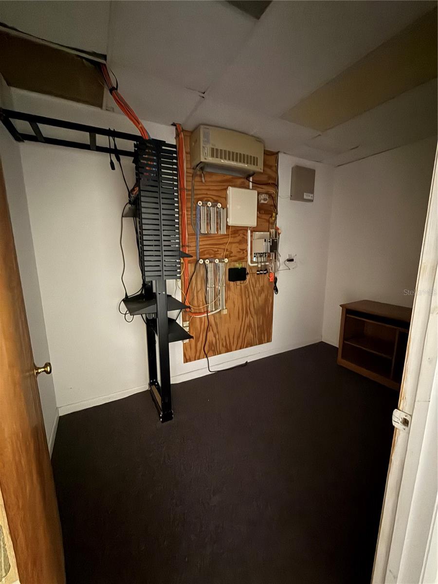 CUSTOM COMMERCE CENTER - Commercial Lease