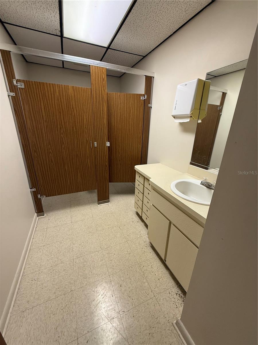 CUSTOM COMMERCE CENTER - Commercial Lease