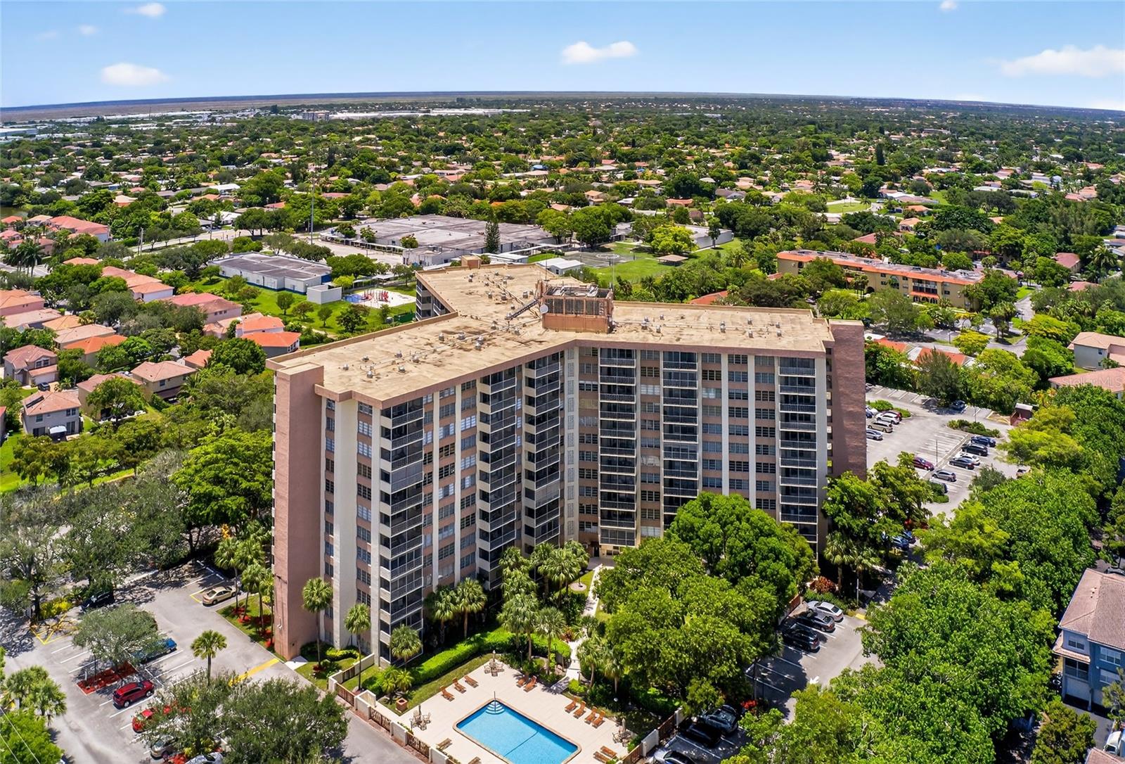 COUNTRY CLUB TOWER OF CORAL - Residential