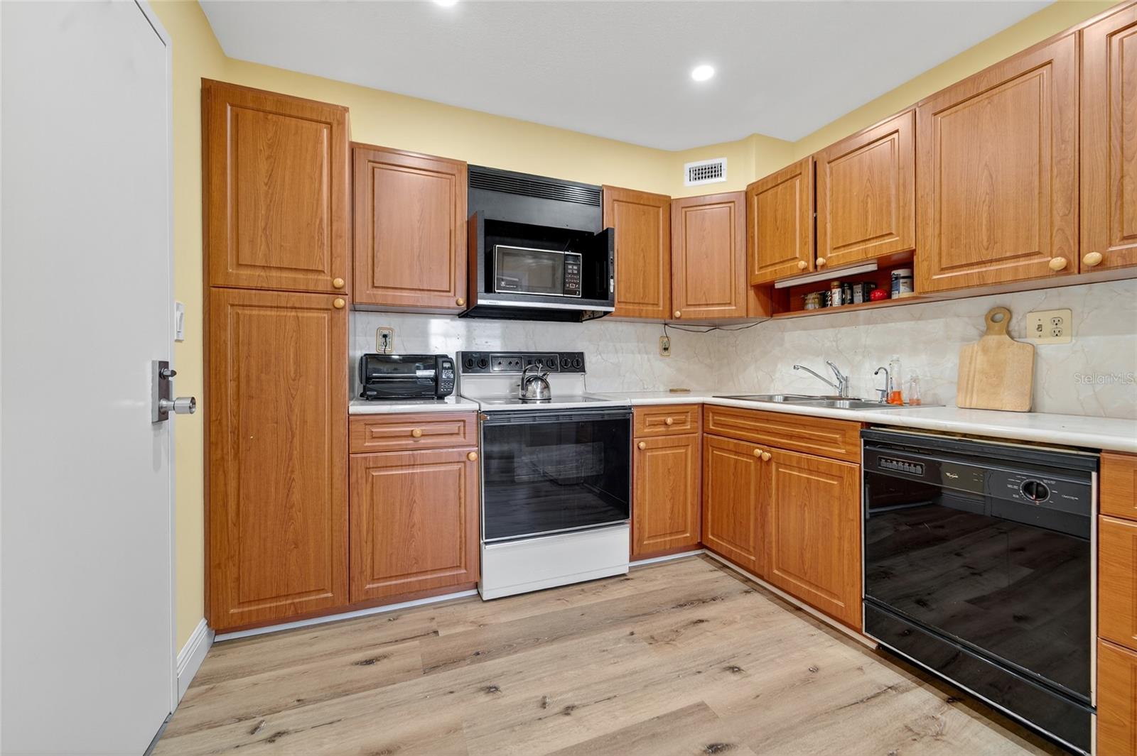 COUNTRY CLUB TOWER OF CORAL - Residential