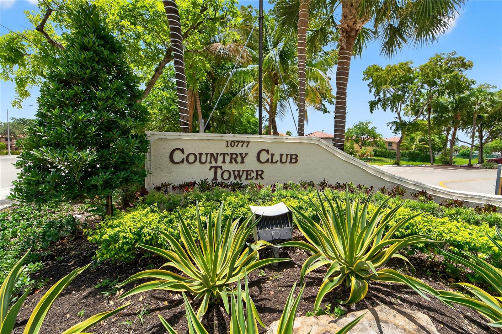 COUNTRY CLUB TOWER OF CORAL - Residential