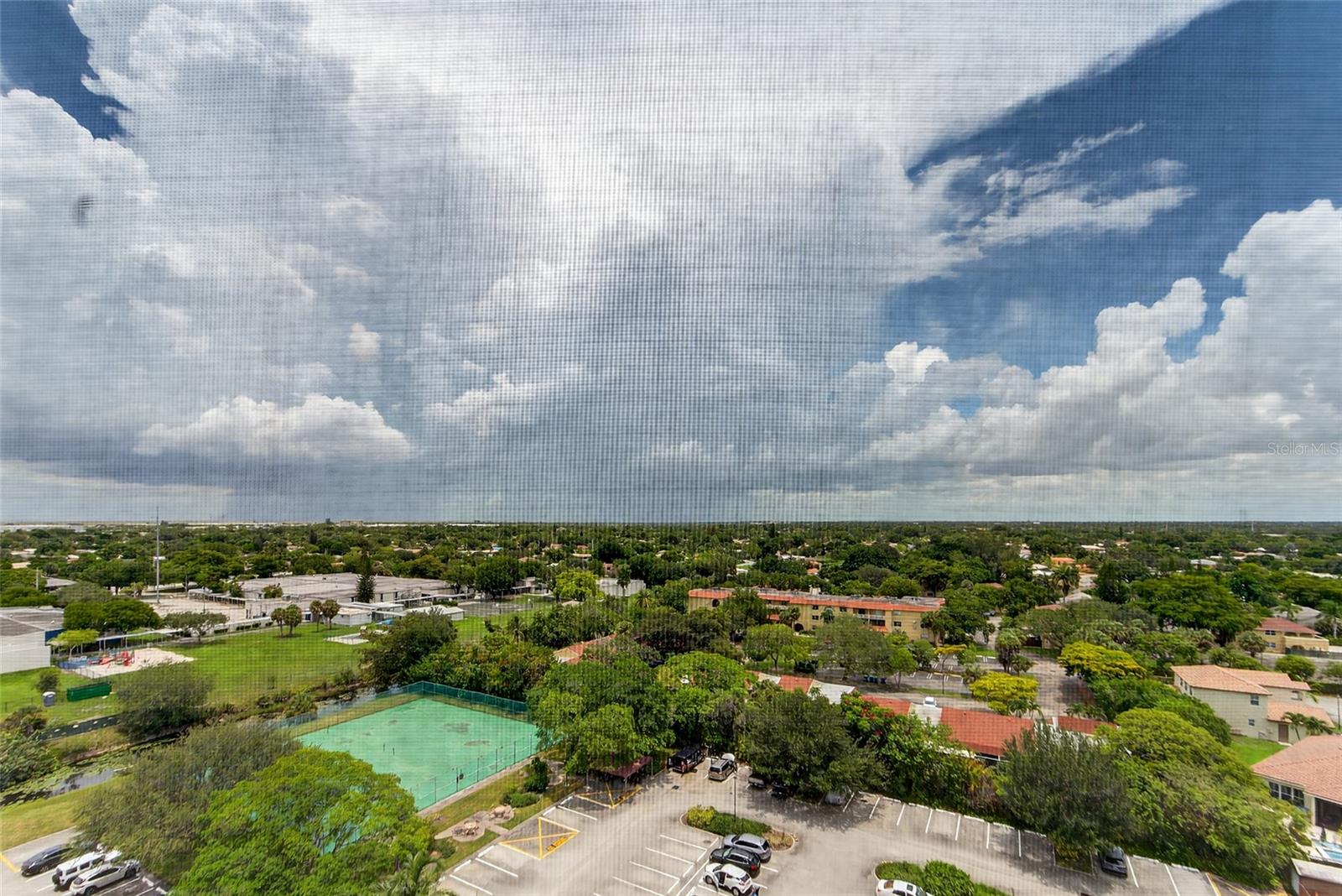 COUNTRY CLUB TOWER OF CORAL - Residential