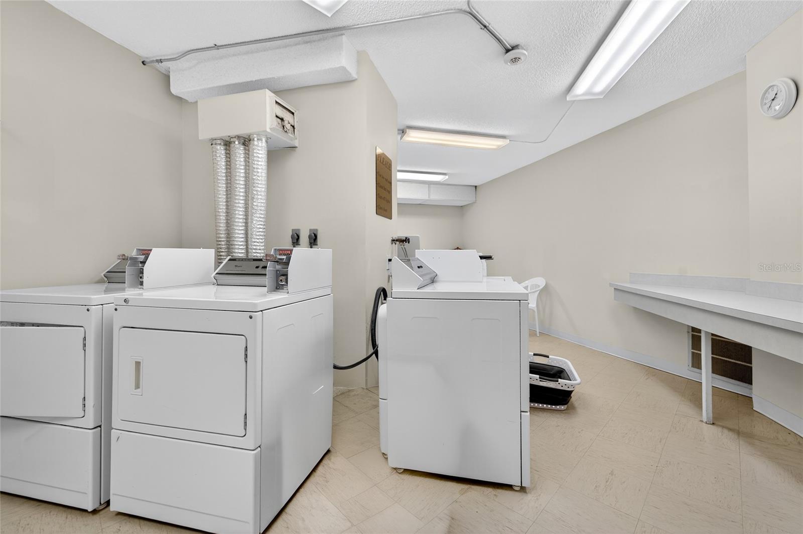 COUNTRY CLUB TOWER OF CORAL - Residential