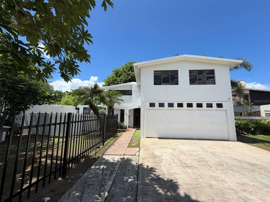 Located on a street with only three residences in Alto Apolo Estate, this renovated property offers true space: 4 bedrooms plus a family room that can be converted into a 5th bedroom, spacious living areas, a private pool, and a terrace ready to enjoy without interruptions.  It features 2,956 sq. ft. of living space on a 932 m² lot. The home includes a living room, dining room, kitchen, family room, a walk-in closet in the primary bedroom, 2.5 bathrooms inside the residence, a two-car garage, and an additional full bathroom in the pool area.  Here, you’re not just buying a house… you’re gaining privacy, space, and quality of life.