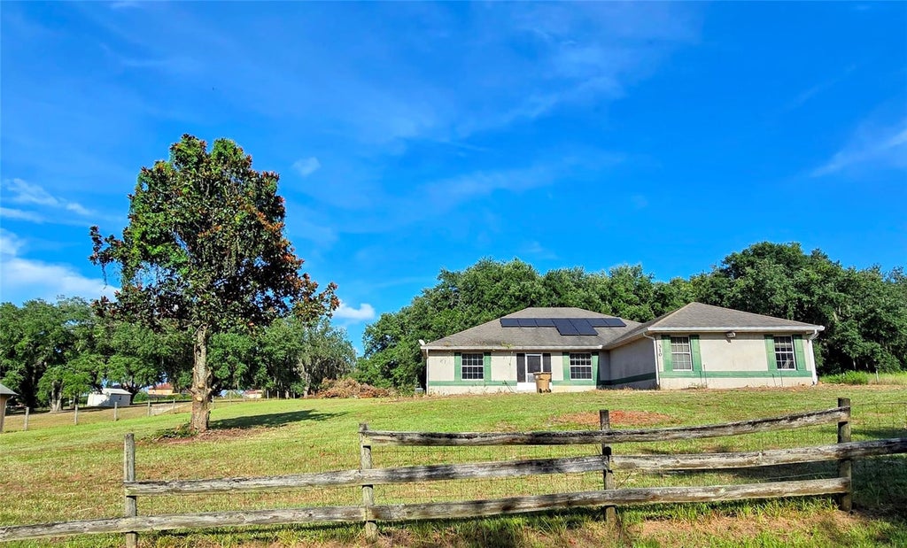 Photo of 310 Tomato Hill Road, Leesburg, FL 34748 (MLS # OM729601)