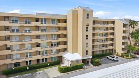 Photo of 3730 Pinebrook Circle #604, Bradenton, FL 34209 (MLS # A4688423)