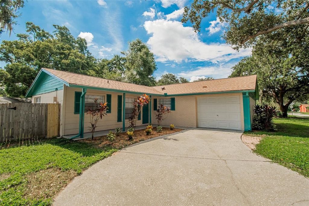 Photo of 611 Highview Circle N, Brandon, FL 33510 (MLS # TB8423816)