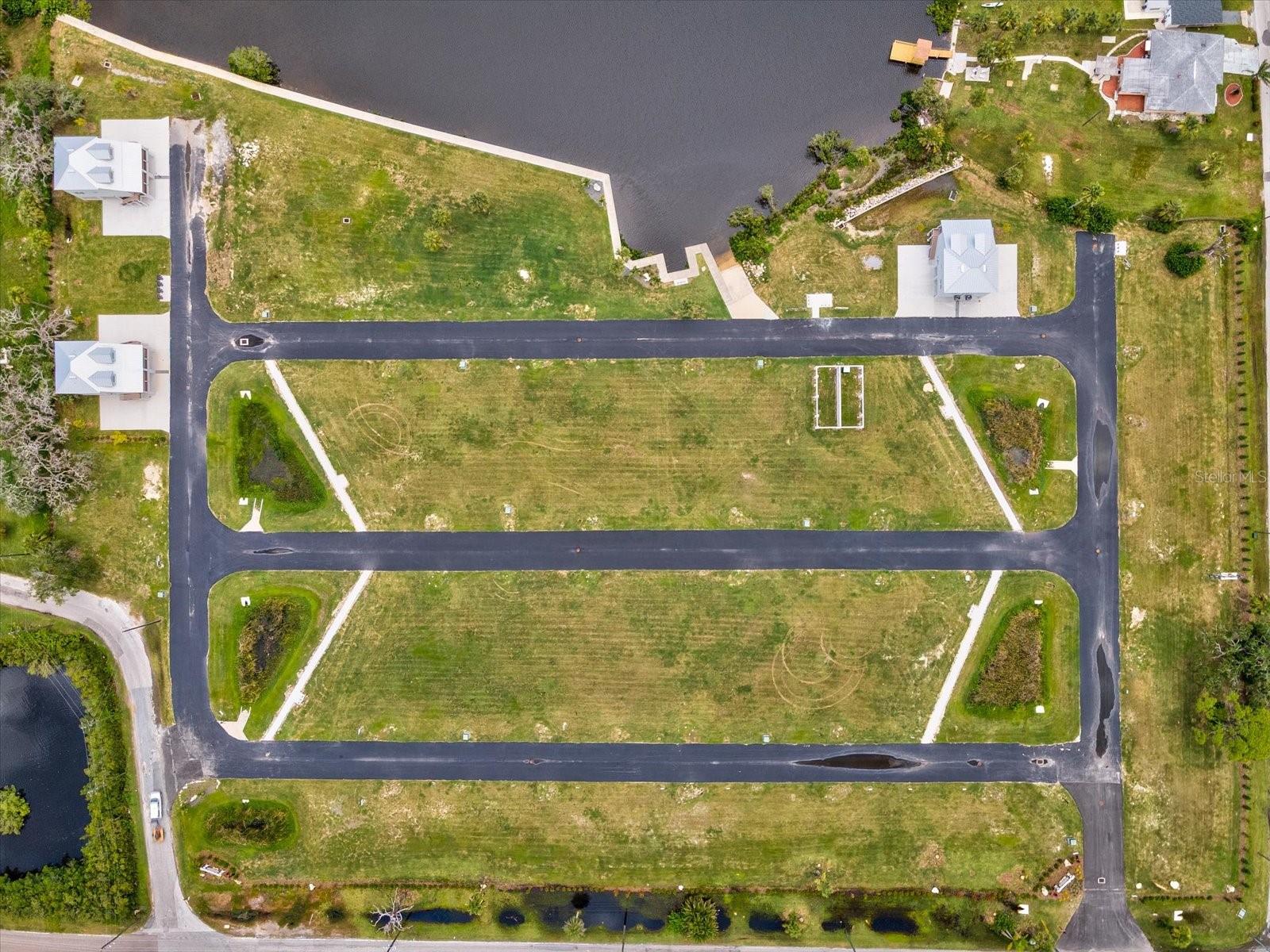 COTTAGES/OYSTER BAYOU TRACTS A - Land