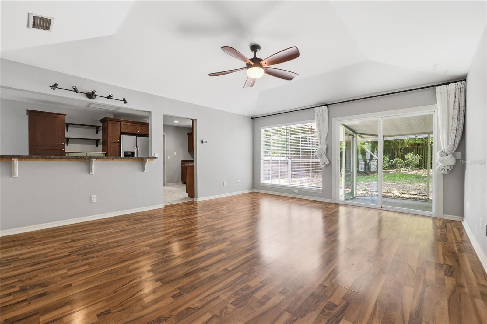 NORTHRIDGE - Residential