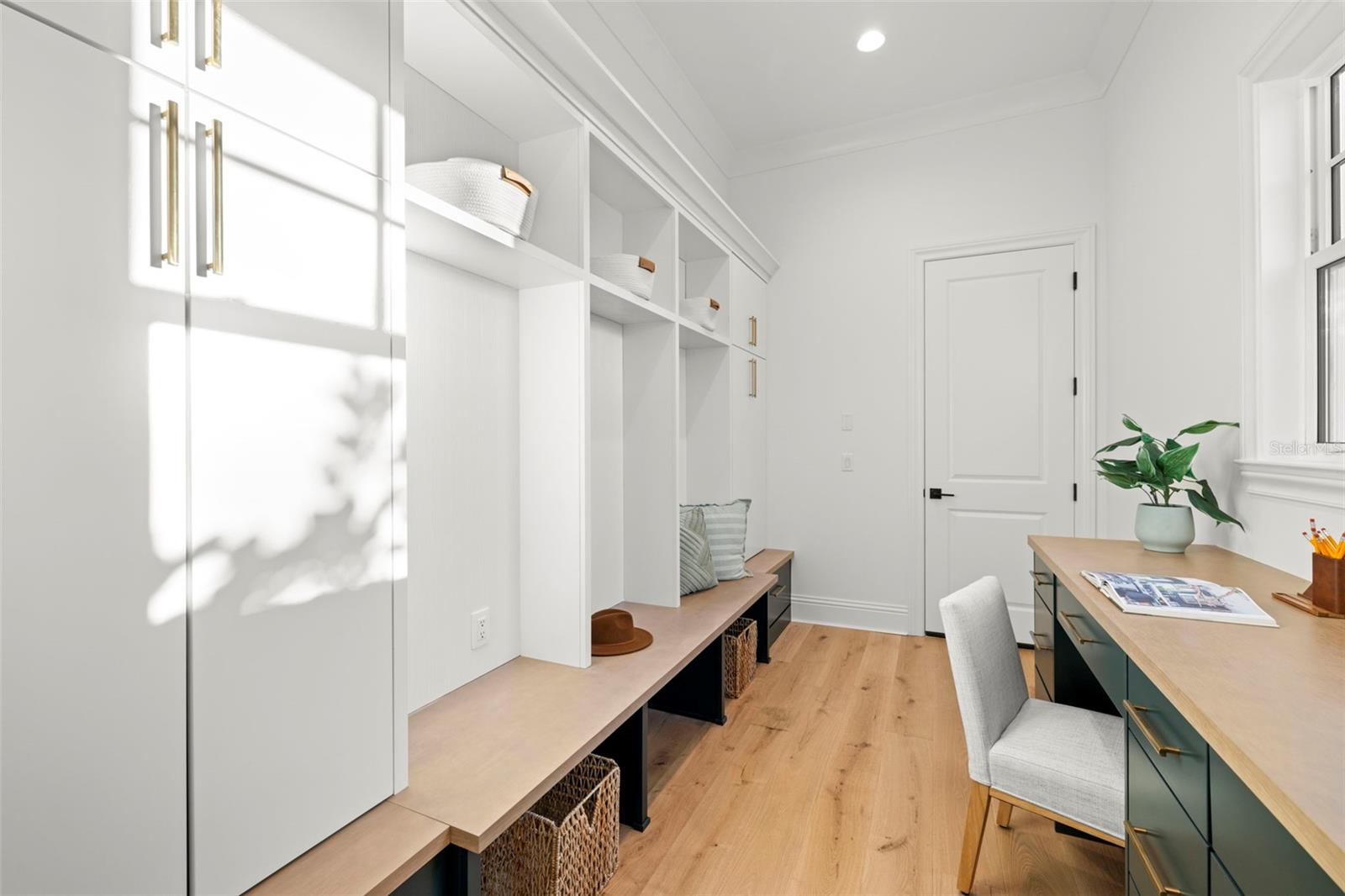 HENDRY MANOR - Residential