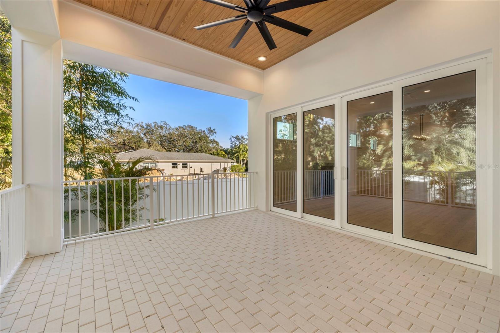 HENDRY MANOR - Residential