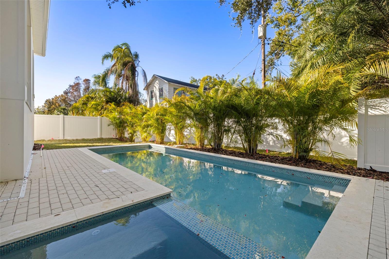 HENDRY MANOR - Residential