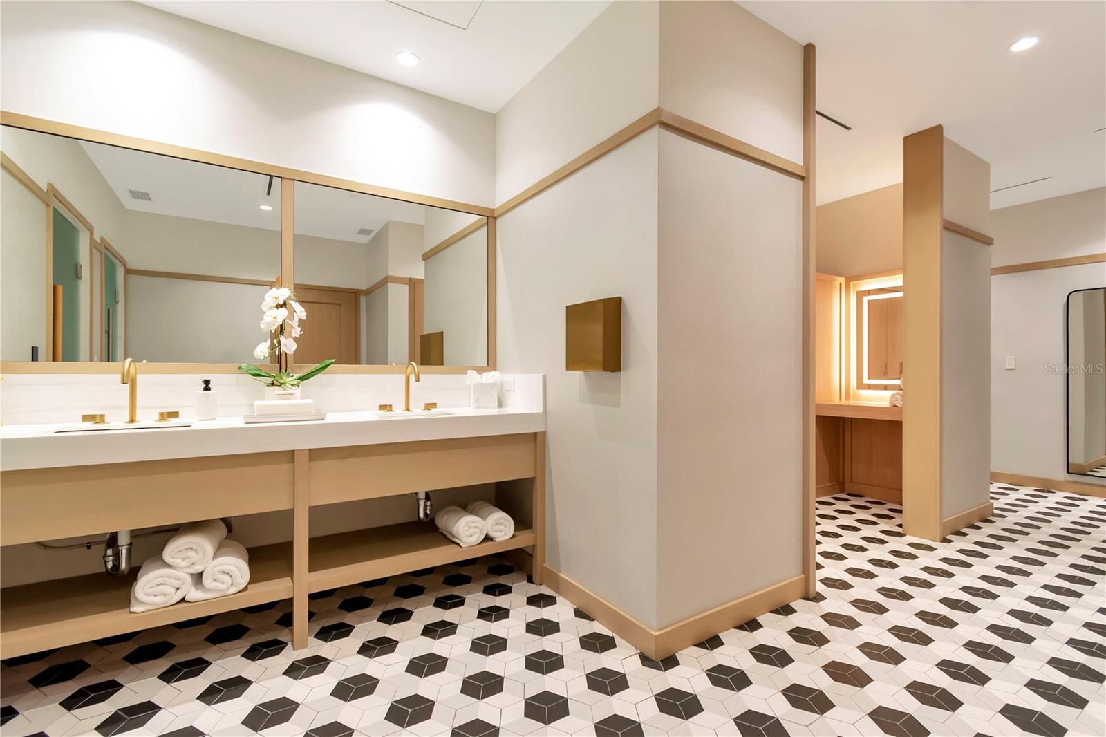 RITZ CARLTON RESIDENCES   BAY OAKS CONDOMINIUM - Residential