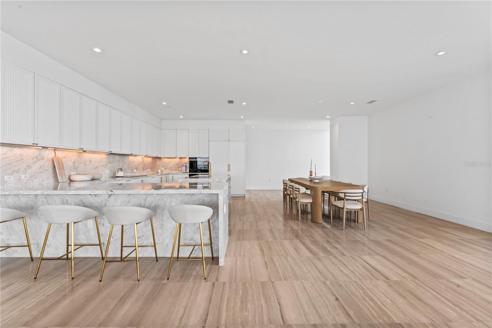 RITZ CARLTON RESIDENCES   BAY OAKS CONDOMINIUM - Residential
