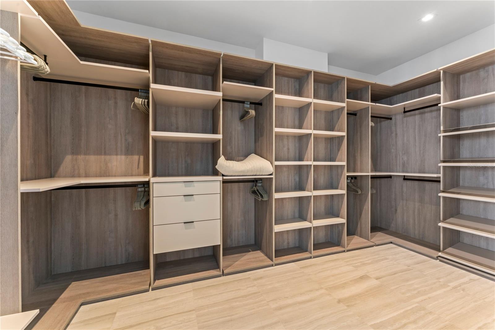 RITZ CARLTON RESIDENCES   BAY OAKS CONDOMINIUM - Residential
