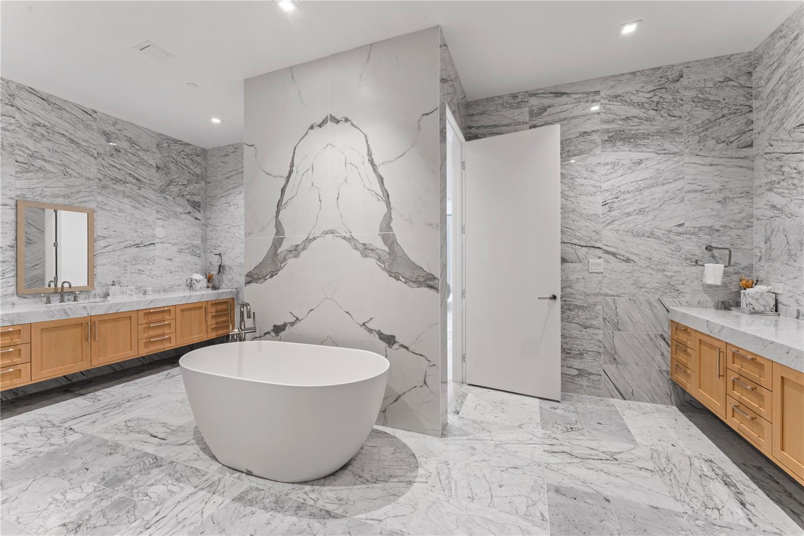 RITZ CARLTON RESIDENCES   BAY OAKS CONDOMINIUM - Residential