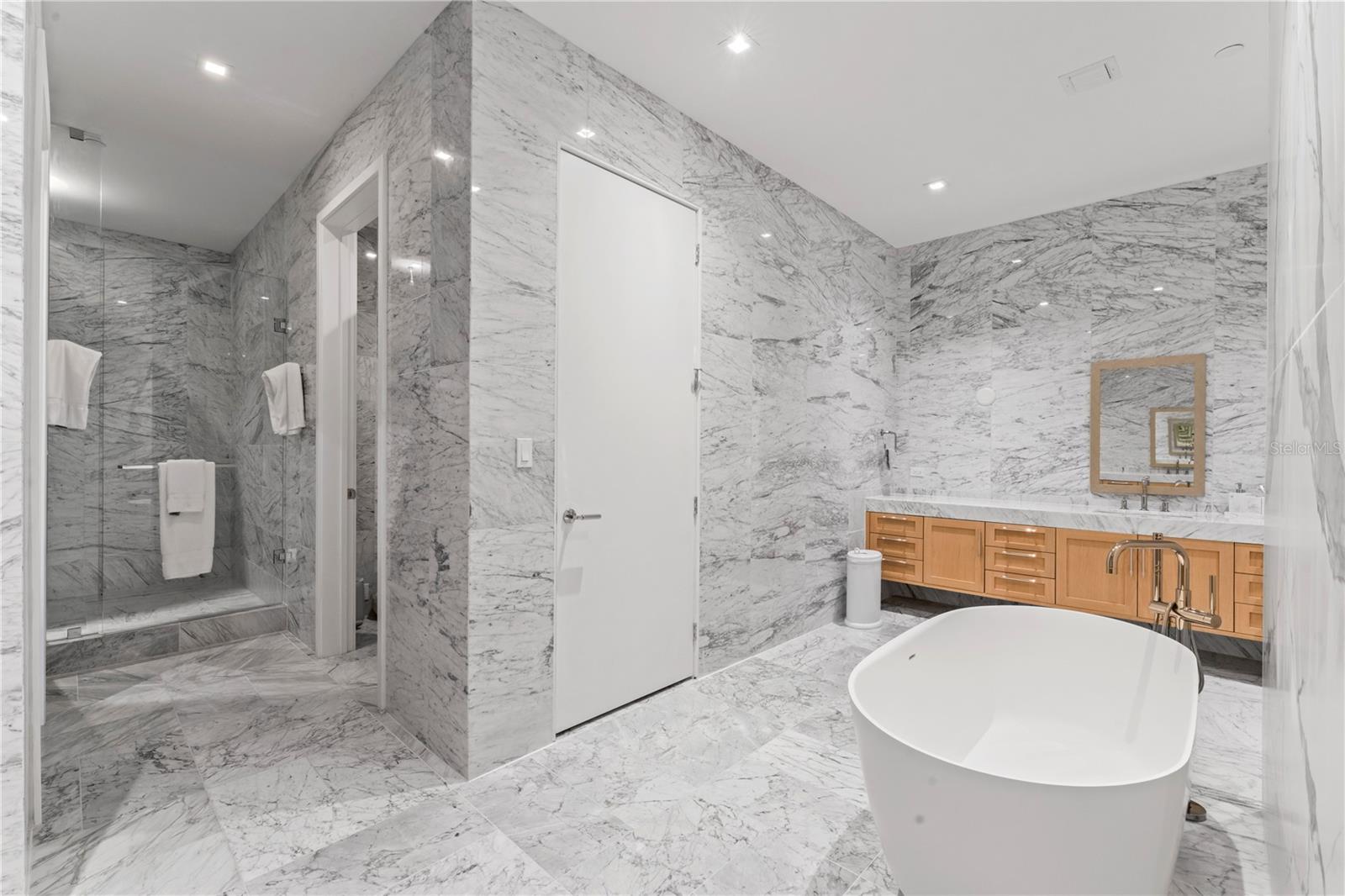 RITZ CARLTON RESIDENCES   BAY OAKS CONDOMINIUM - Residential