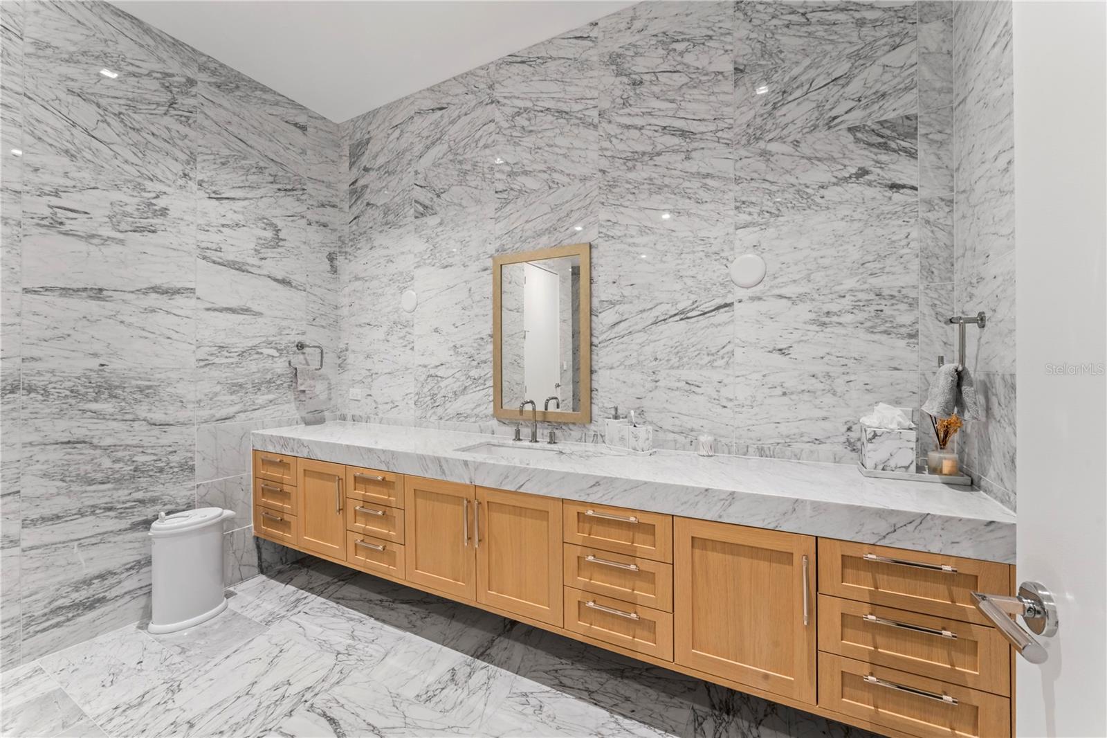 RITZ CARLTON RESIDENCES   BAY OAKS CONDOMINIUM - Residential