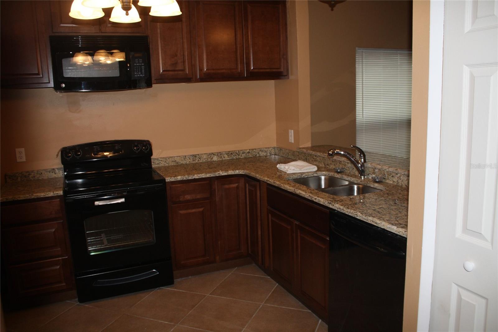 728 OAK MANOR CIRCLE