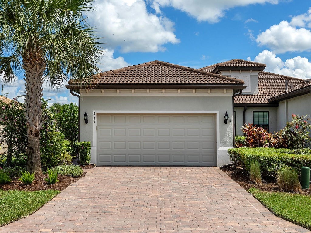 Photo of 6923 Holbrook Cove, Bradenton, FL 34202 (MLS # A4705927)
