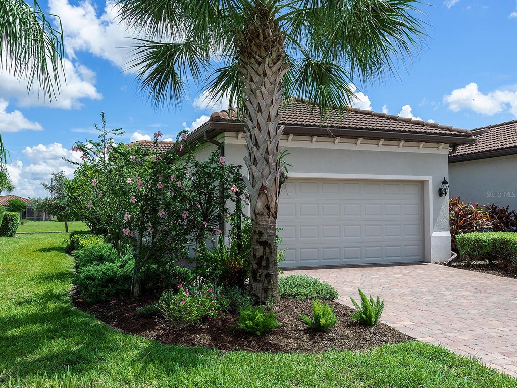 Photo of 6923 Holbrook Cove, Bradenton, FL 34202 (MLS # A4705927)