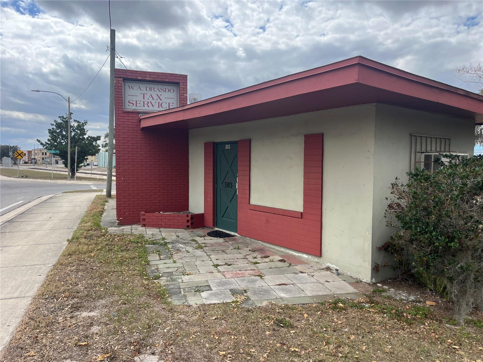 Main image without alt text