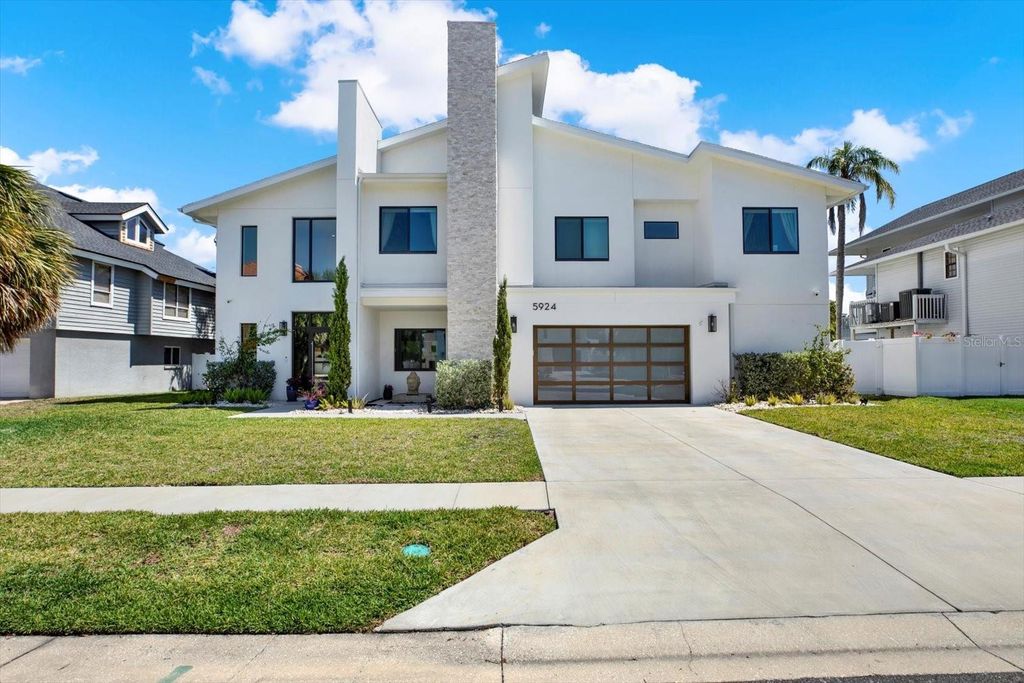 Photo of 5924 Bayview Circle S, Gulfport, FL 33707 (MLS # TB8374635)