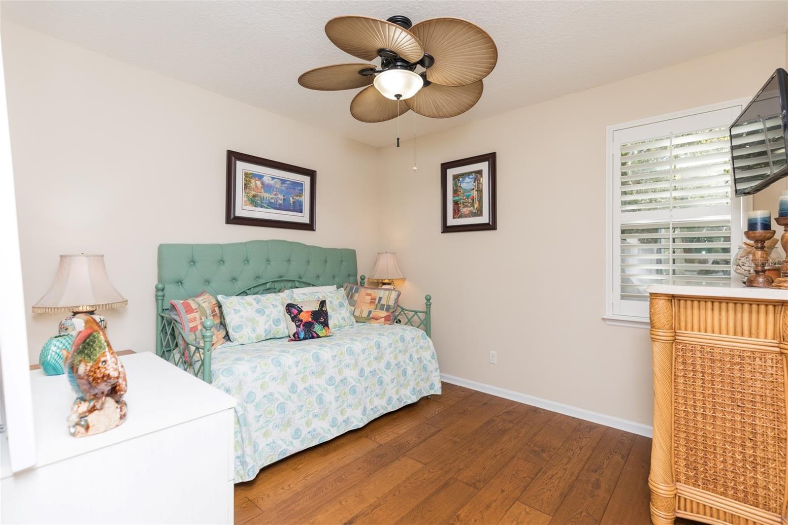 WHISPERING OAKS - Residential