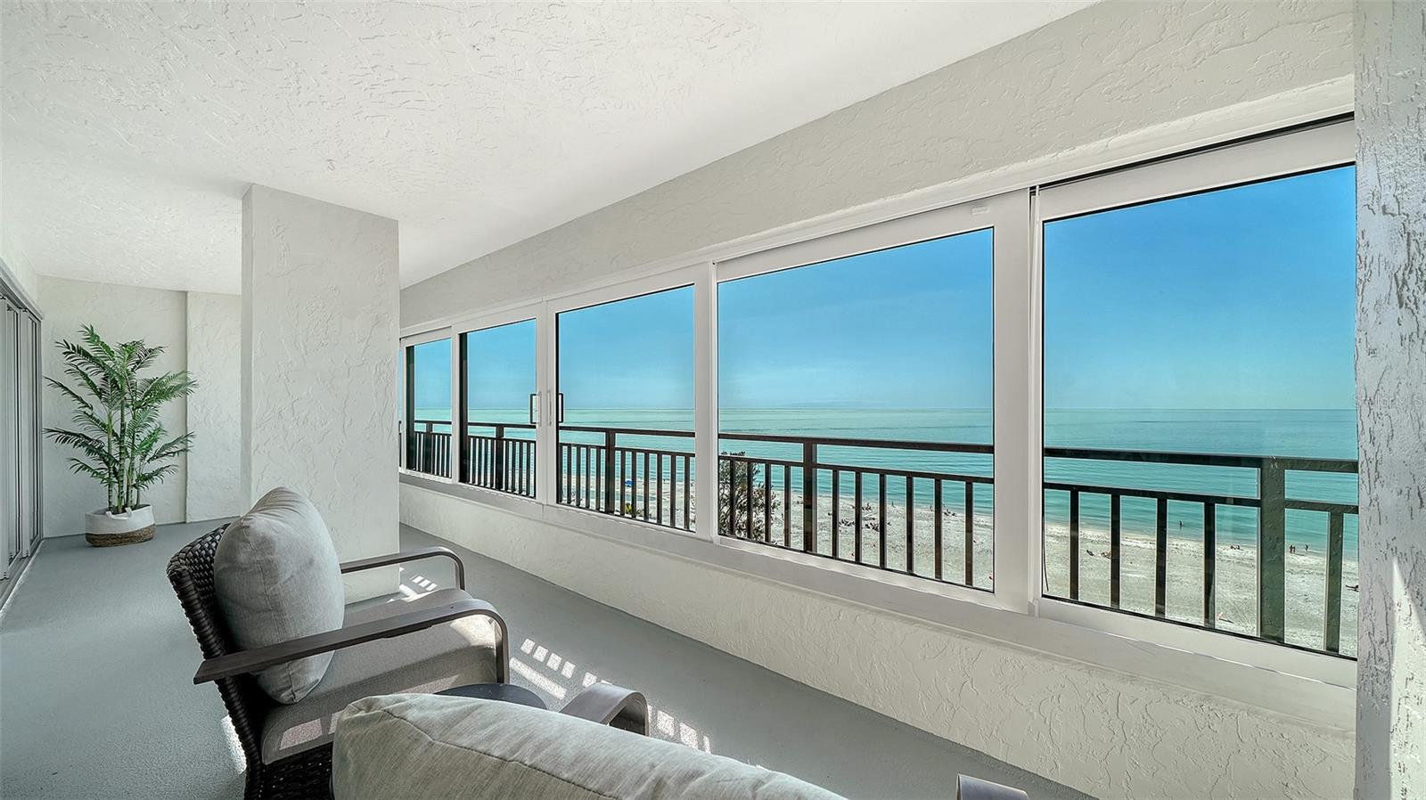 WHISPERING SANDS - Residential