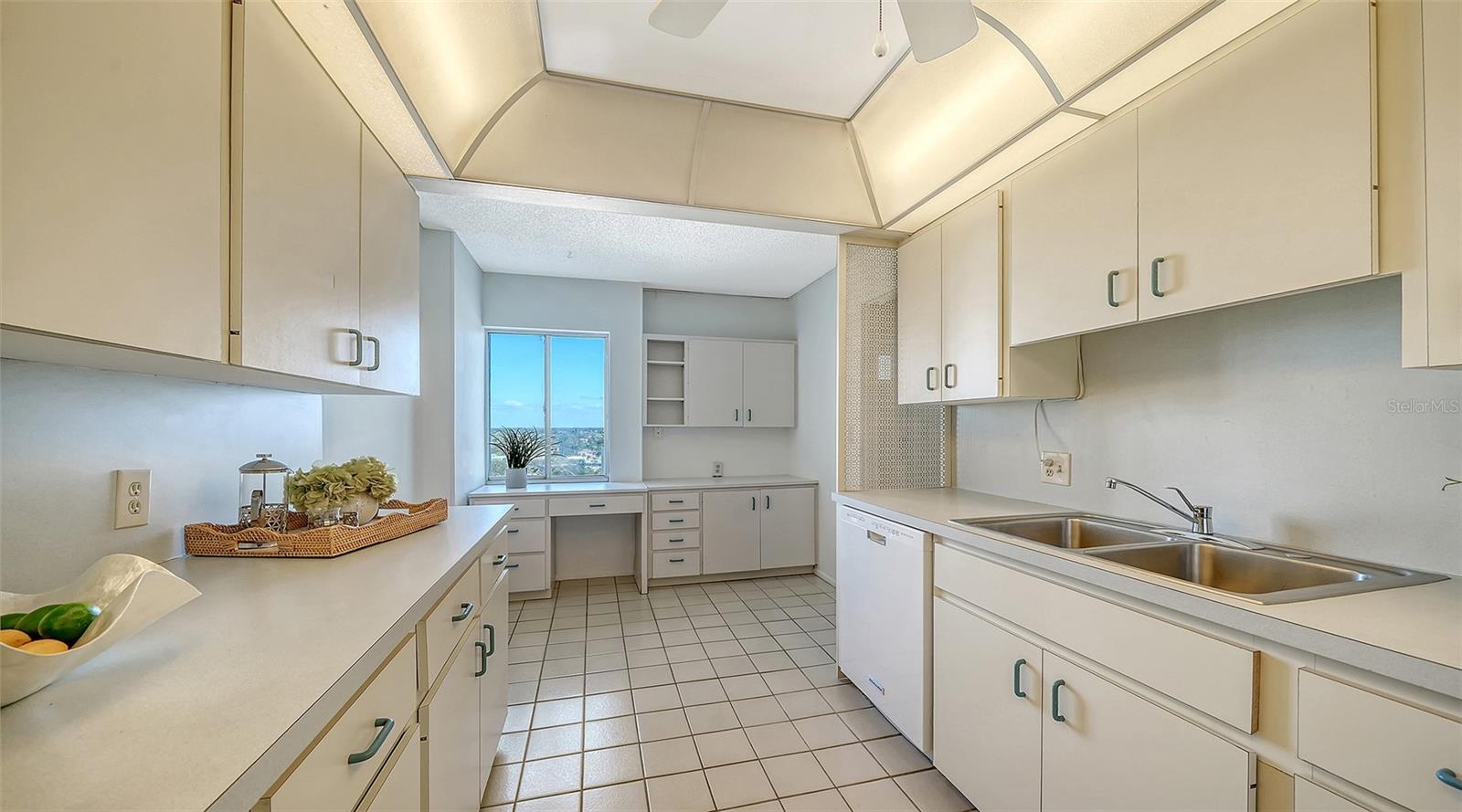 WHISPERING SANDS - Residential