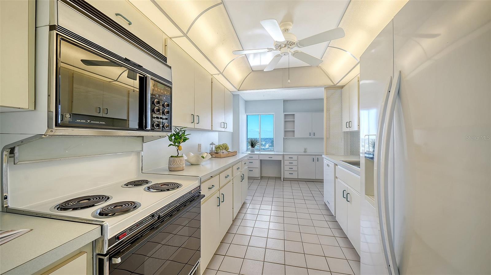 WHISPERING SANDS - Residential