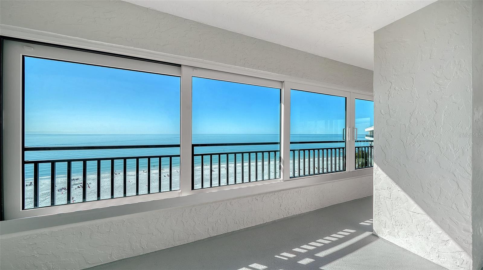 WHISPERING SANDS - Residential
