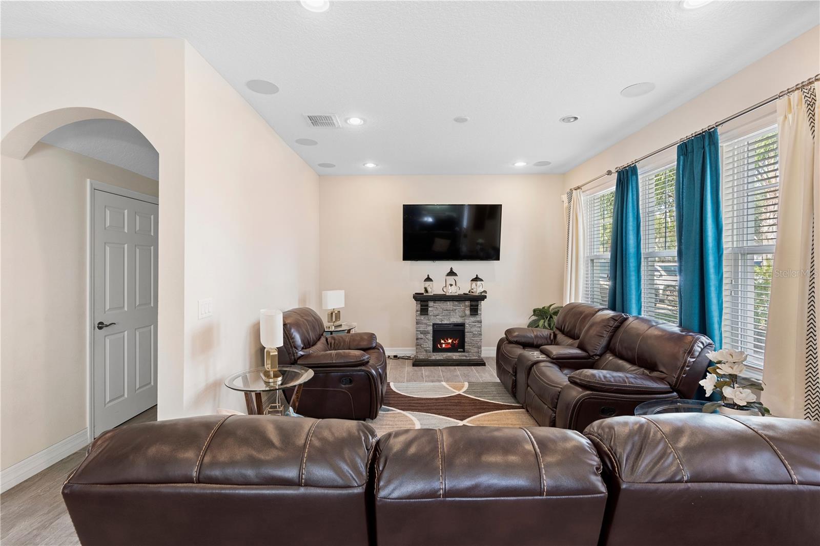 3819 BRIGHTON PARK CIR.