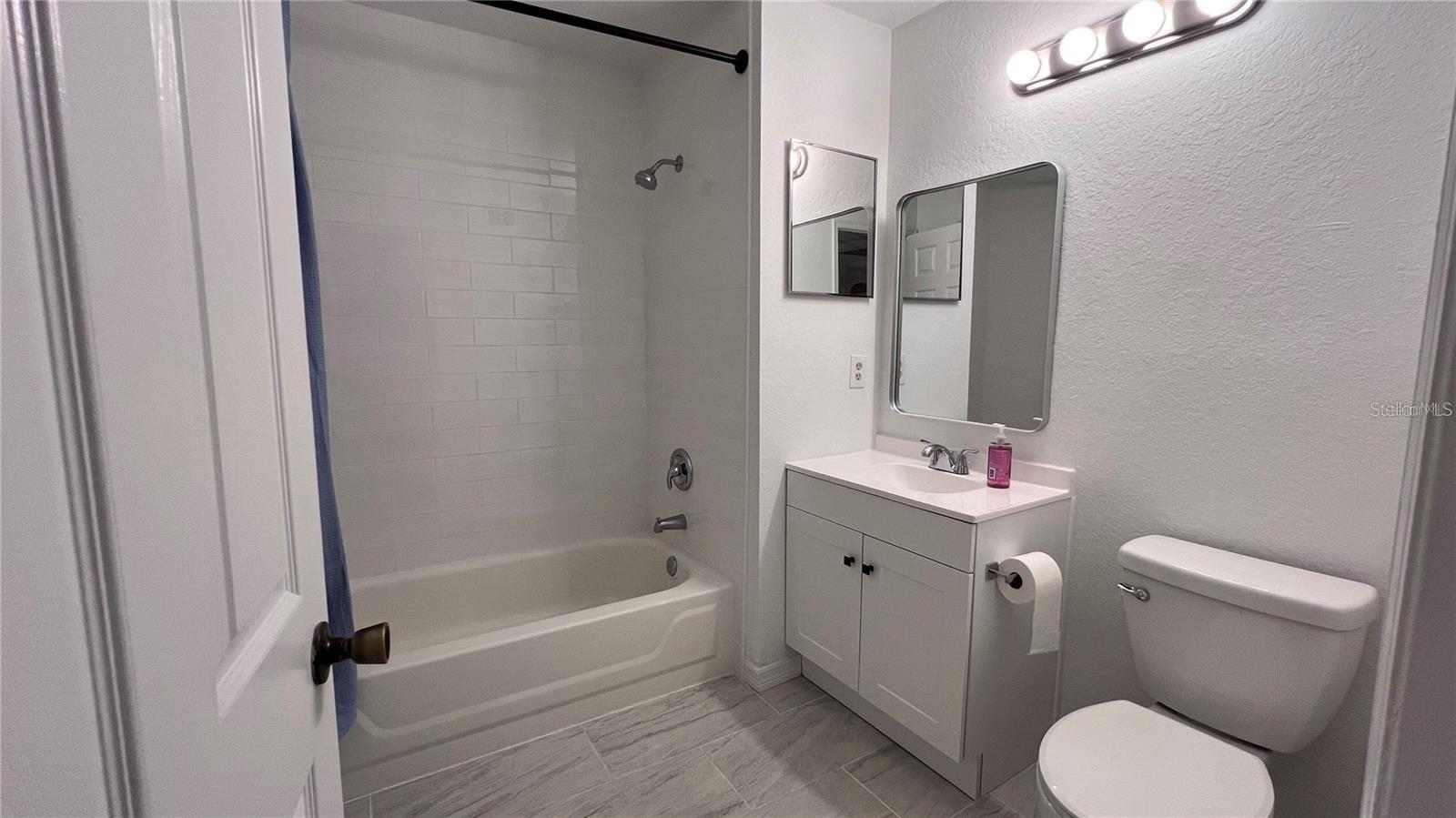 SANDLAKE PRIVATE RESIDENCES - Residential Lease