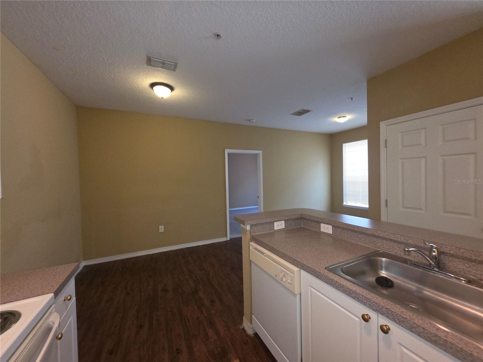 CRESCENT PLACE AT LAKE LOTUS CONDO - Residential Lease