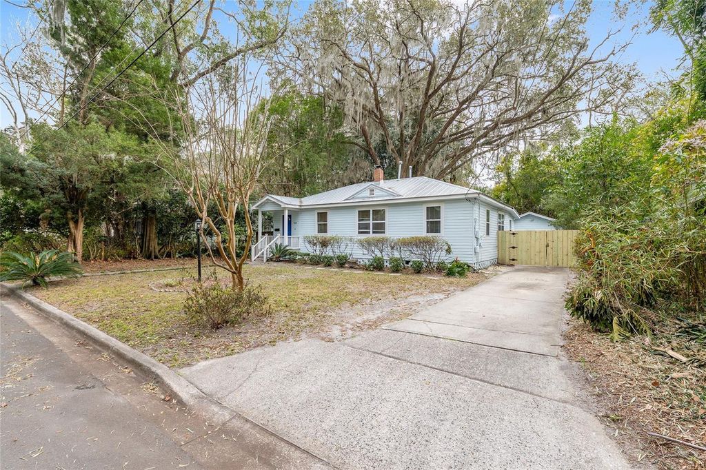 Photo of 929 NE 7th Avenue, Gainesville, FL 32601 (MLS # GC537397)