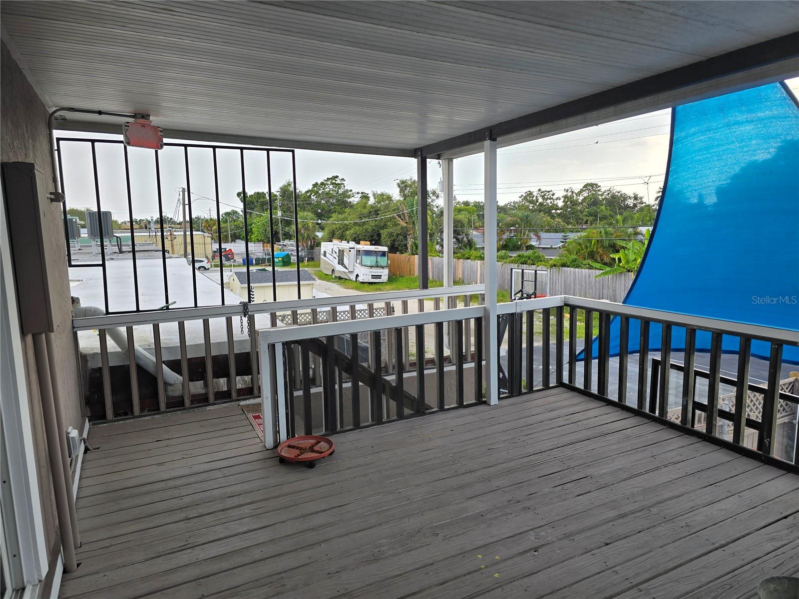 Available now, Great location. Come see this 2 bedroom apartment located just 10 mins from the Siesta Key Beach. Great spot close to every thing, come see it today.