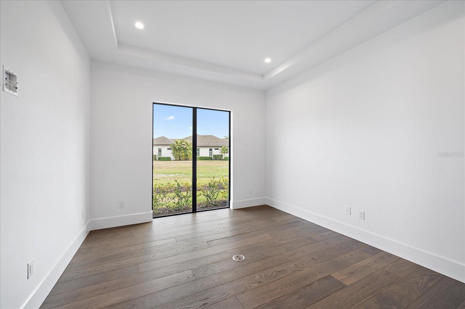 FOUNDERS CLUB - Residential