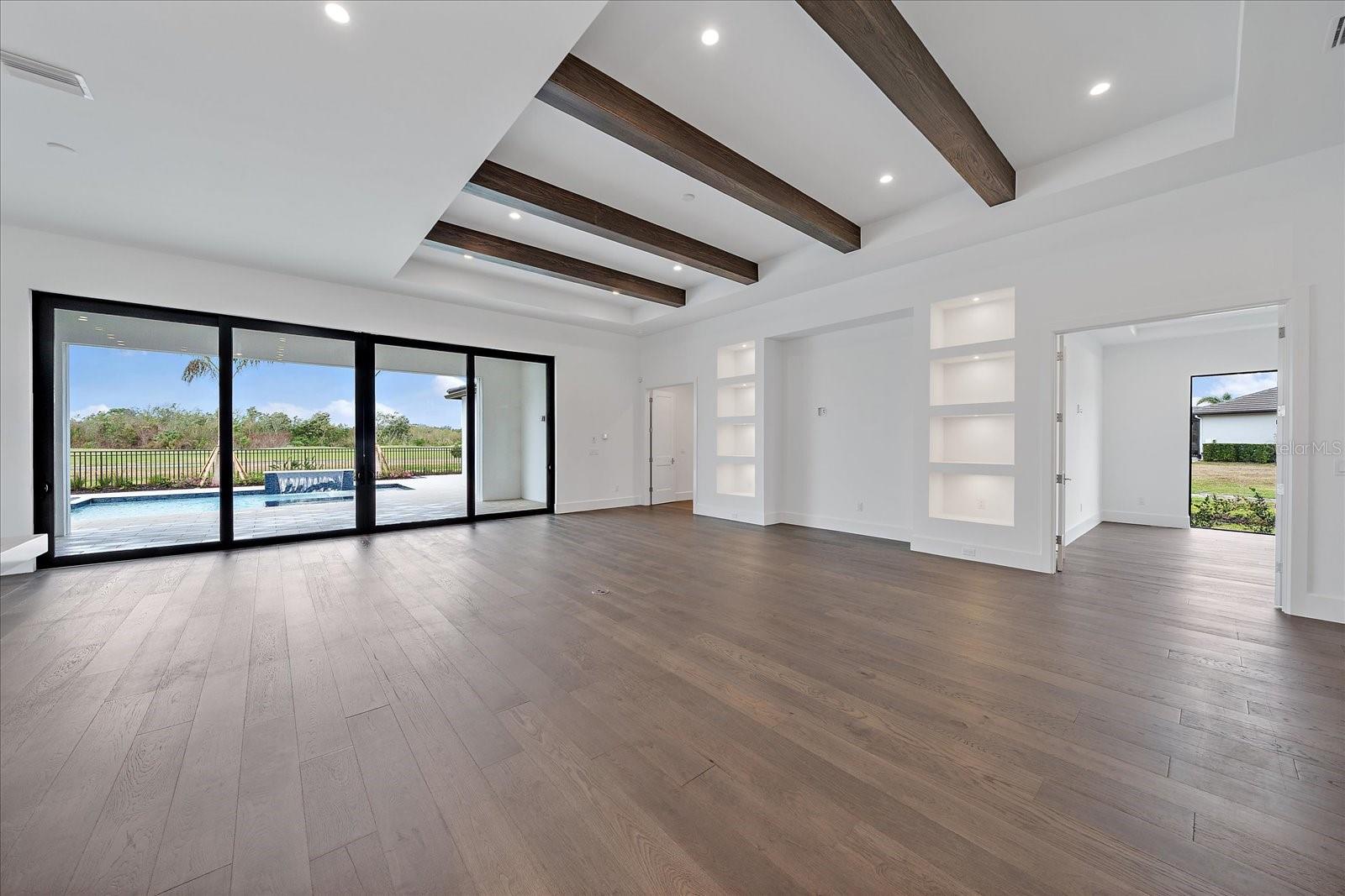 FOUNDERS CLUB - Residential