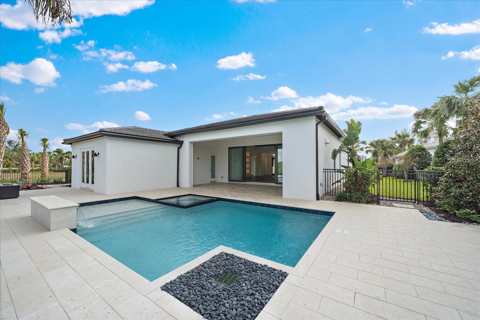 FOUNDERS CLUB - Residential