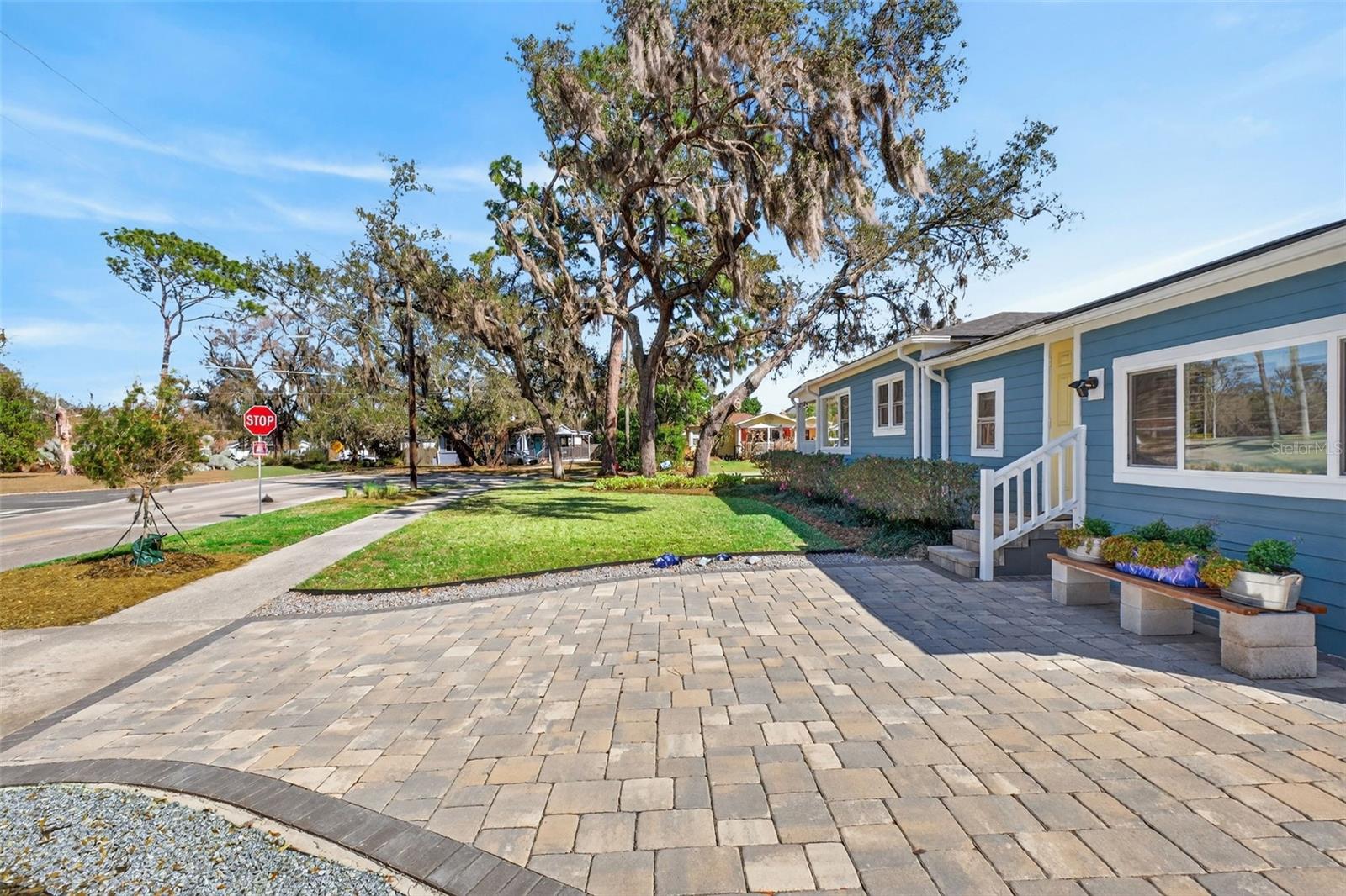 COLONIAL MANOR - Residential