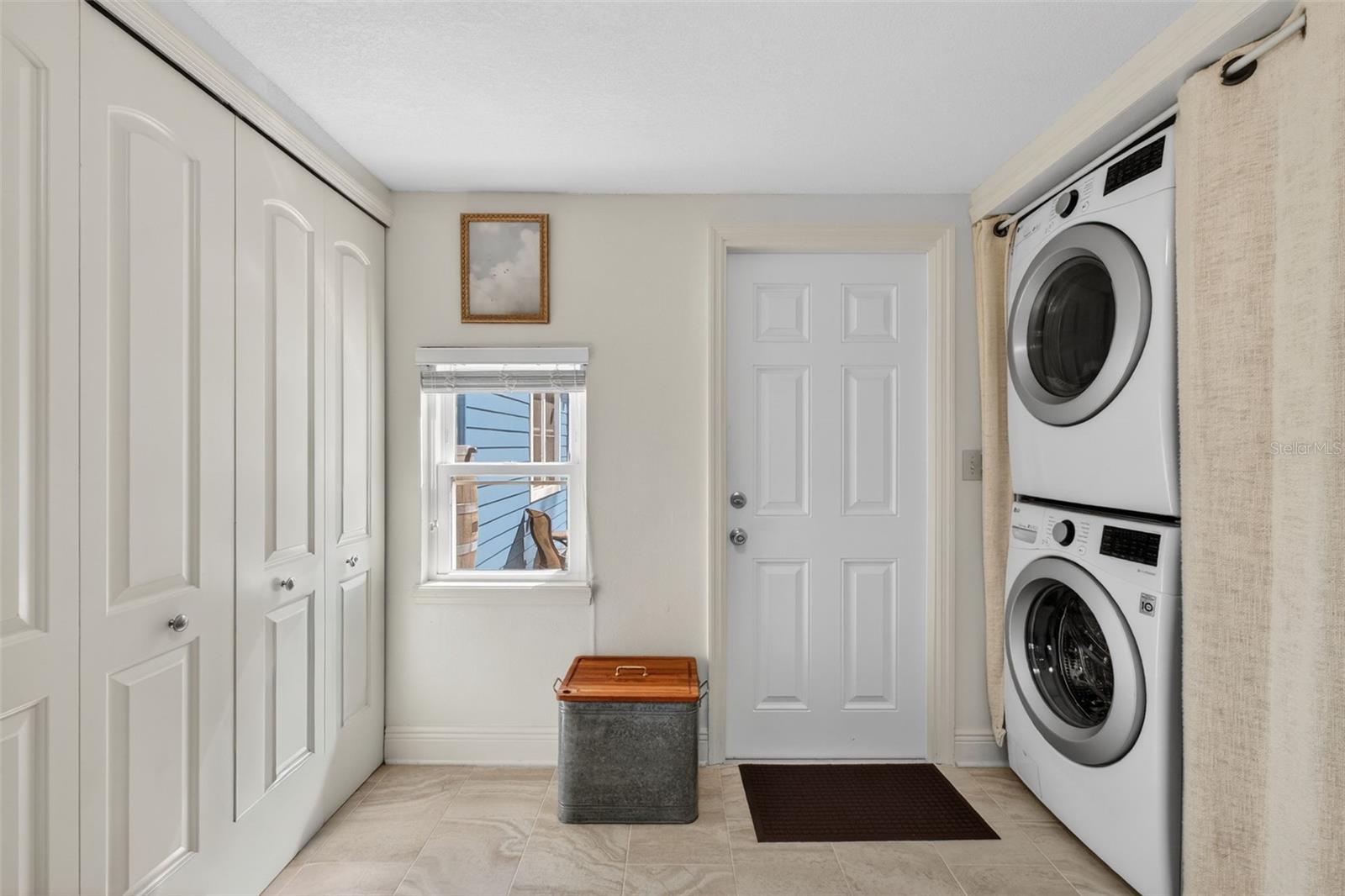 COLONIAL MANOR - Residential