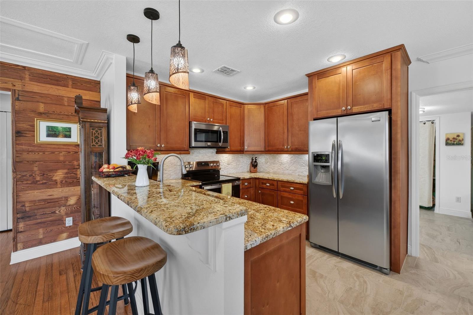 COLONIAL MANOR - Residential