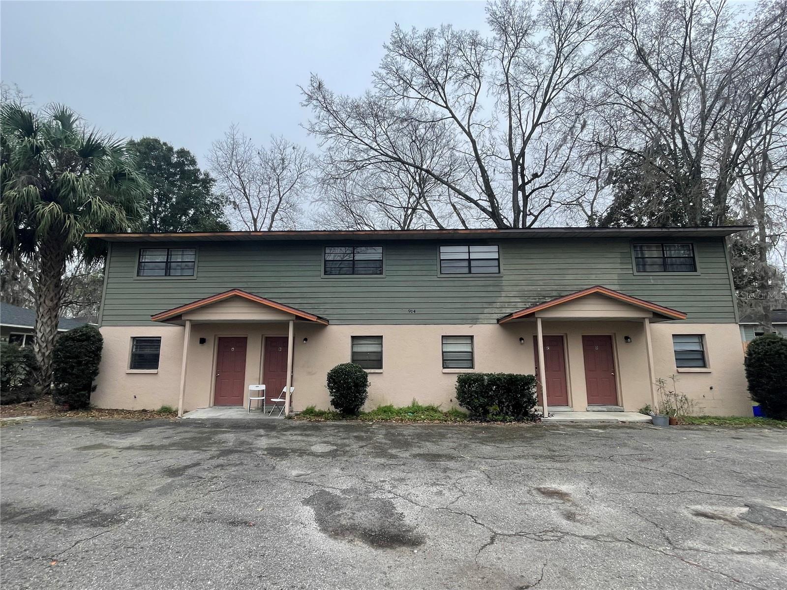 Renovated townhouse convenient to the Oaks Mall and Butler Plaza! This centrally located 2/1.5 unit has a living/dining room combination, luxury vinyl plank flooring throughout, updated kitchen & bathrooms and washer/dryer hookups!
No pets allowed.
1st month's rent, last month's rent and security deposit are required for move-in.
Minimum 1-year lease term required.
