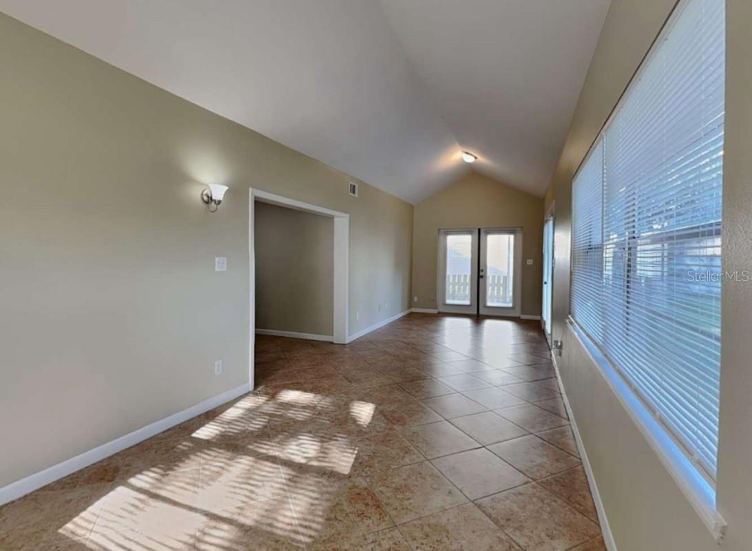 ROYAL MANOR ESTATES - Residential Lease